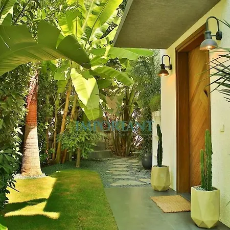 Chic Oasis By Important Group Travel מלון